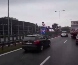Groźny wypadek na A4 w Krakowie: Przewróciła się cysterna z cementem [ZDJĘCIA]