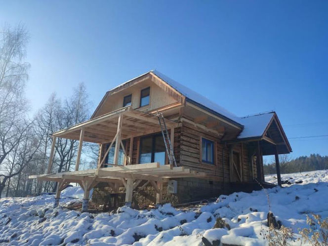 Remont drewnianej chaty w Tropiu (woj. małopolskie)