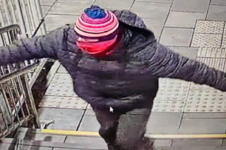 Z zemsty podpalił posterunek policji. Myślał, że czapka i szalik uchronią go przed odpowiedzialnością