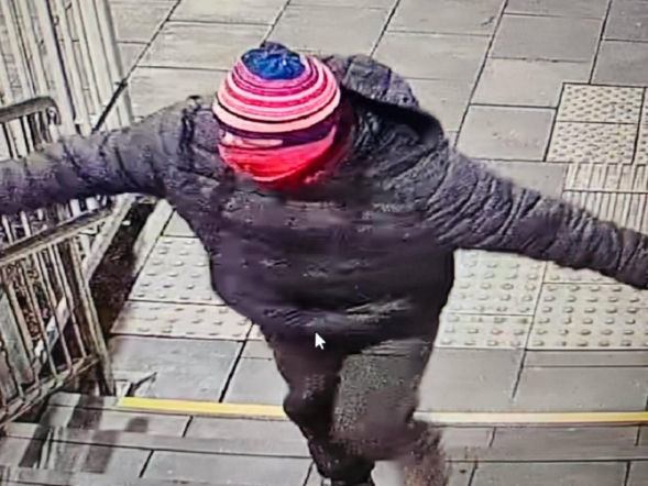 Z zemsty podpalił posterunek policji. Myślał, że czapka i szalik uchronią go przed odpowiedzialnością