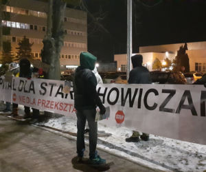 Kaczyński w Starachowicach. Pod kościołem okrzyki Wynocha; Wolna Polska