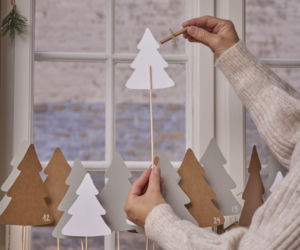 Kalendarz adwentowy z choinkami z papieru i mini poinsecjami