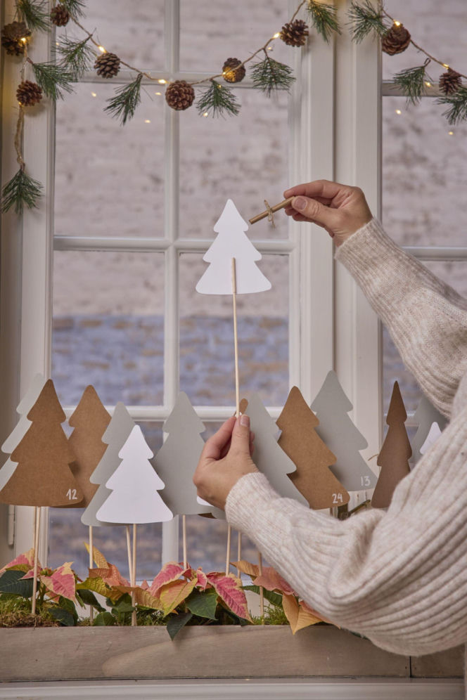 Kalendarz adwentowy z choinkami z papieru i mini poinsecjami