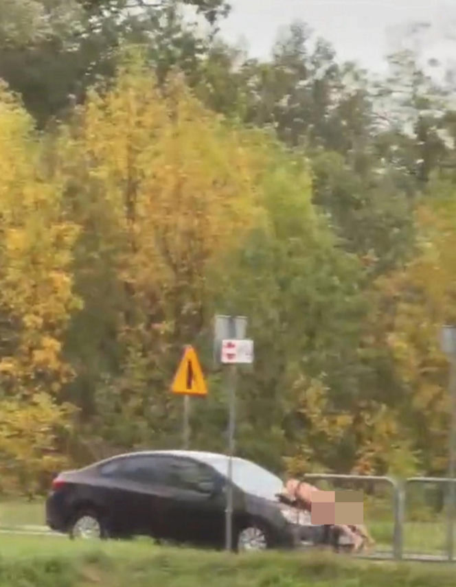 Nagi mężczyzna z maczetą biegał po ulicy! Policjanci użyli paralizatora