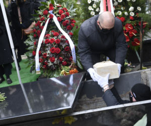 Pogrzeb Krzysztofa Kowalewskiego. Żona i córka aktora na Starych Powązkach