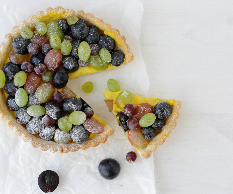Tarta winogronowa - letnie ciasto z dodatkiem sezonowych owoców.