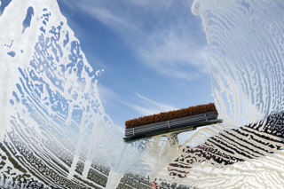 Ile kosztuje mycie okien w 2025? Cennik za m², godzinę i sztukę