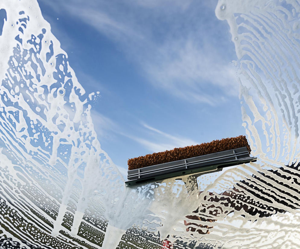 Mycie okien – cennik 2025 za m², godzinę i sztukę