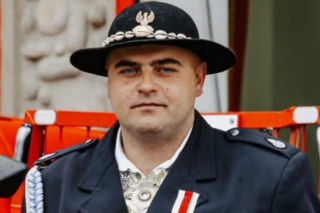 Krzysztof wracał z obchodów Święta Wojska Polskiego. Nagle wjechał w niego samochód. Żołnierz i strażak walczy o zdrowie