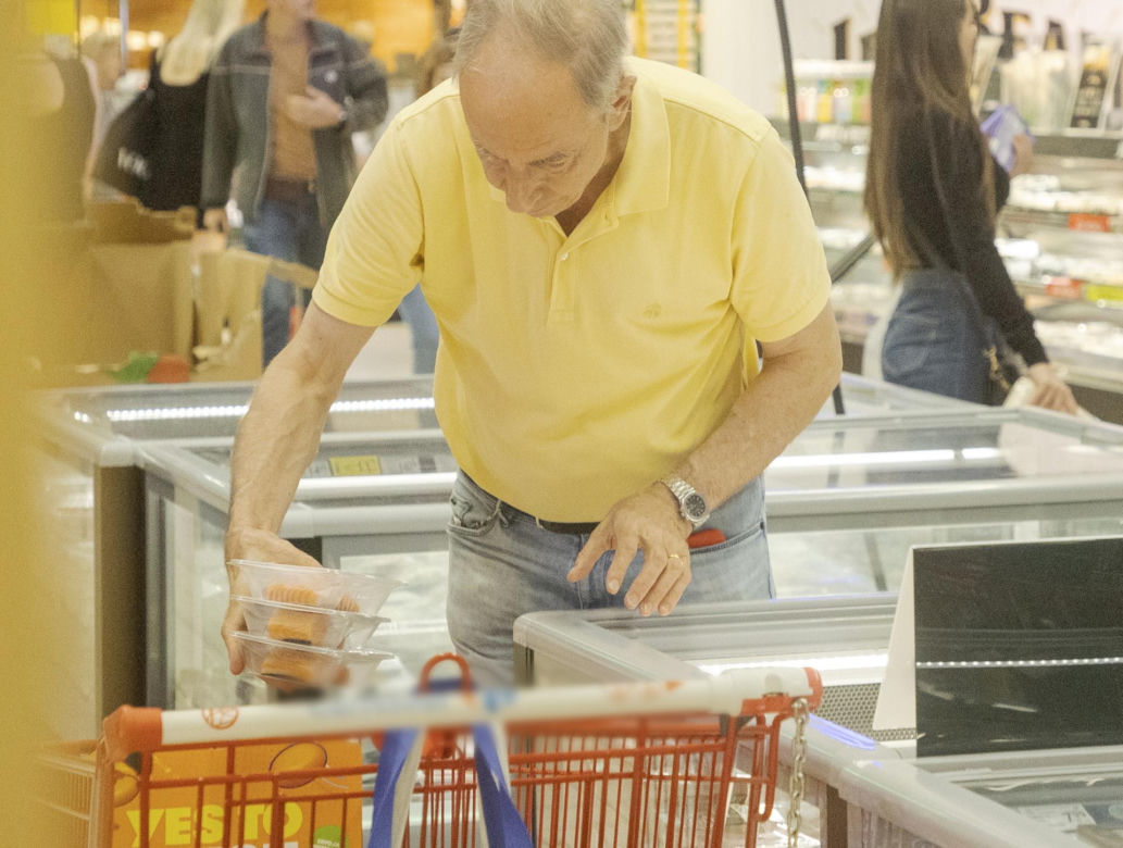 Władysław Teofil Bartoszewski na zakupach