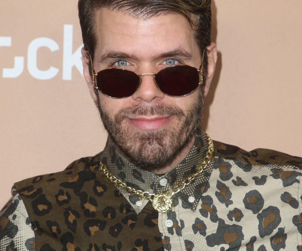 Perez Hilton w koszuli w panterkę i ciemnych okularach. O dramatycznych wydarzeniach z jego udziałem przeczytasz na Eska.
