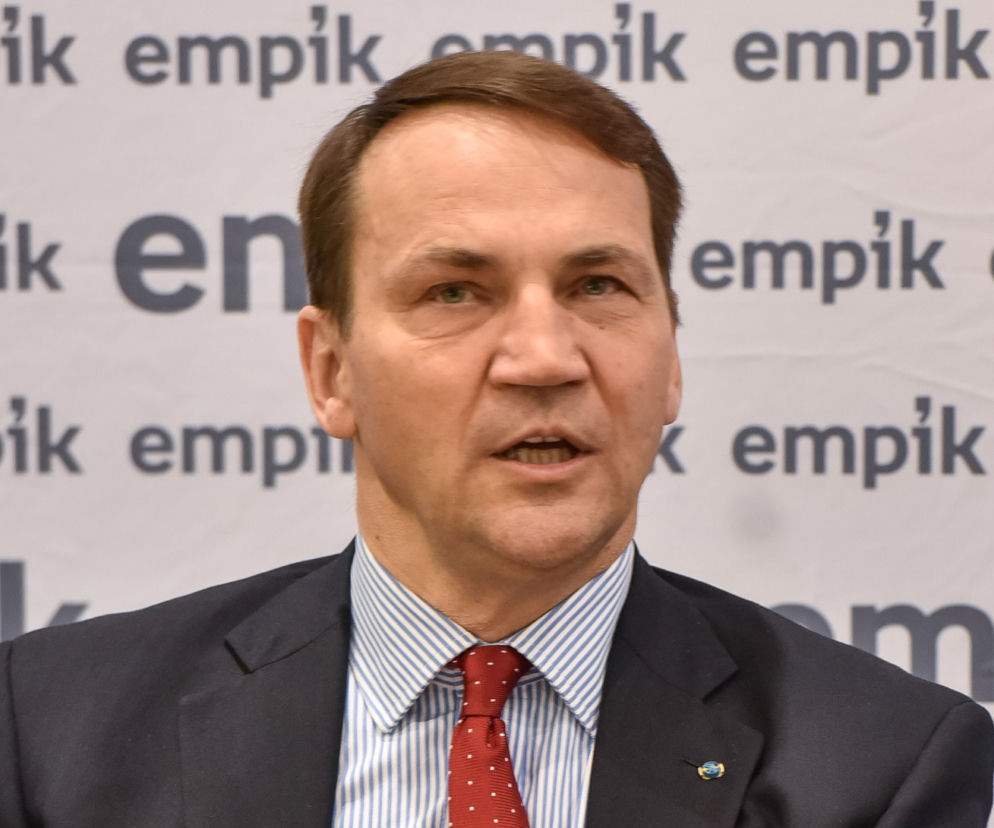 Radosław Sikorski na tle logotypów Empiku. O jego wsparciu dla działań Niemiec przeczytasz na SE Polityka.
