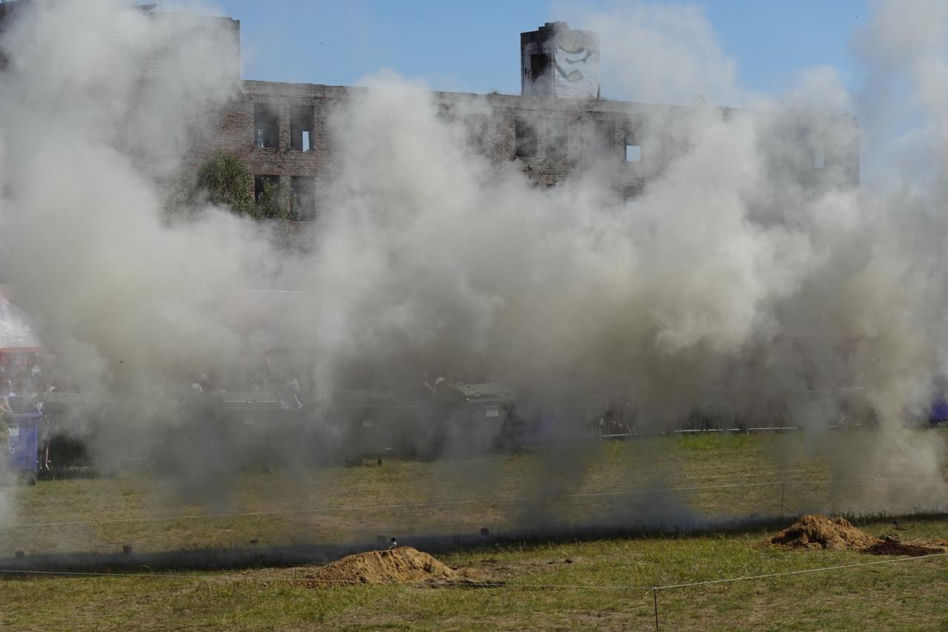 Zjawiskowe pokazy pirotechniczne, kurz i ryk silników
