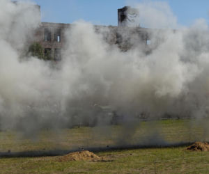Zjawiskowe pokazy pirotechniczne, kurz i ryk silników