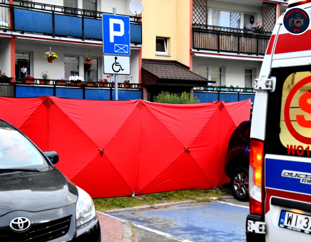 Makabryczny pożar w Pruszkowie. Mieszkanie w bloku płonęło jak zapałka. Nie żyje 17-latek