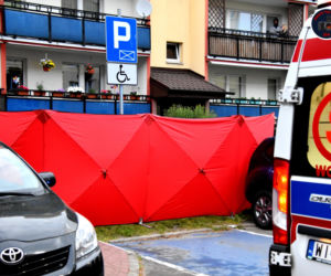 Makabryczny pożar w Pruszkowie. Mieszkanie w bloku płonęło jak zapałka. Nie żyje 17-latek