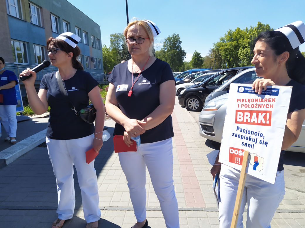 Protest pielęgniarek i położnych pod Mazowieckim Szpitalem Wojewódzkim w Siedlcach - 07.06.2021