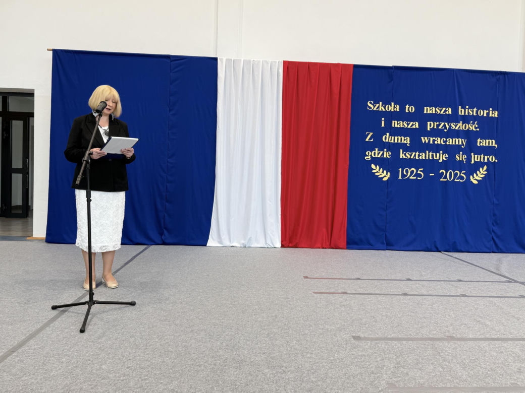 Pierwsza Dama uczciła z uczniami 100 lat od nadania imienia Stefana Batorego Szkole Podstawowej w Liwie
