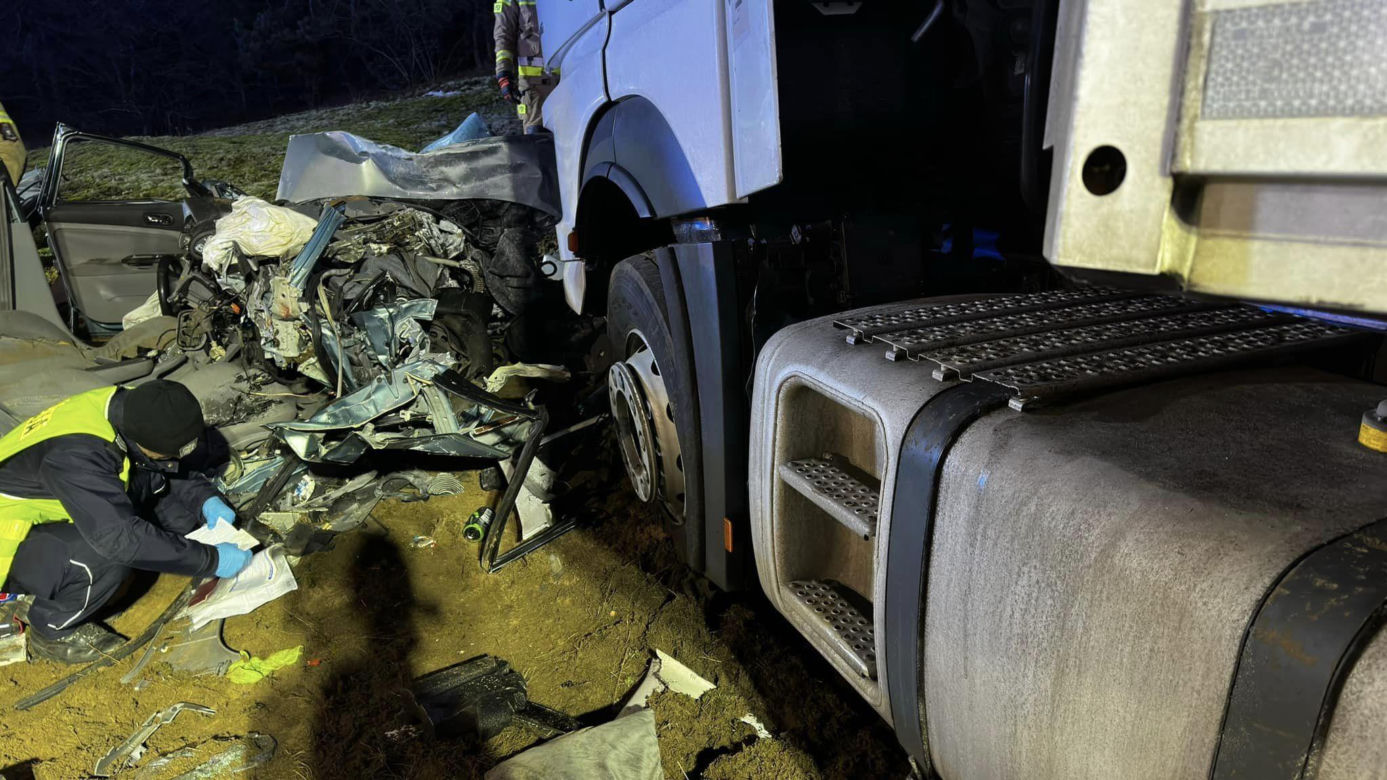 Tragedia na S10 w Toruniu. Tir roztrzaskał osobówkę. Dwie osoby nie żyją, jedna ranna