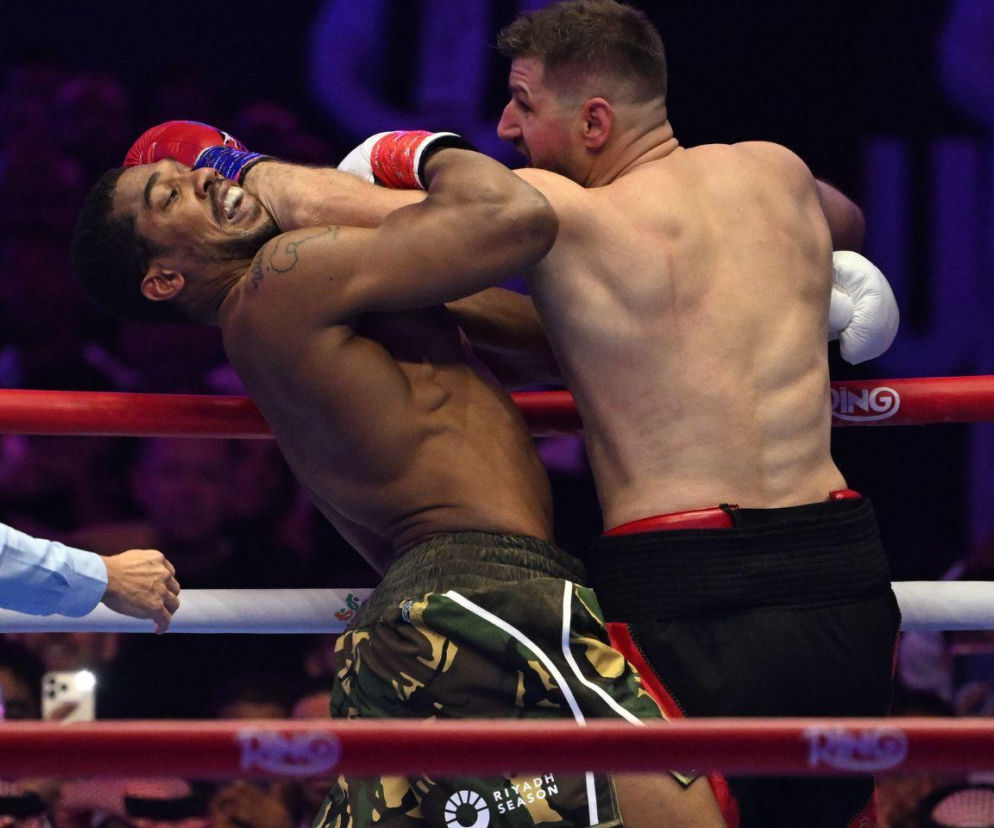 Anthony Joshua otrzymuje potężny cios od Kristiana Prengi w ringu. O dramatycznej walce przeczytasz na SE Supersport.