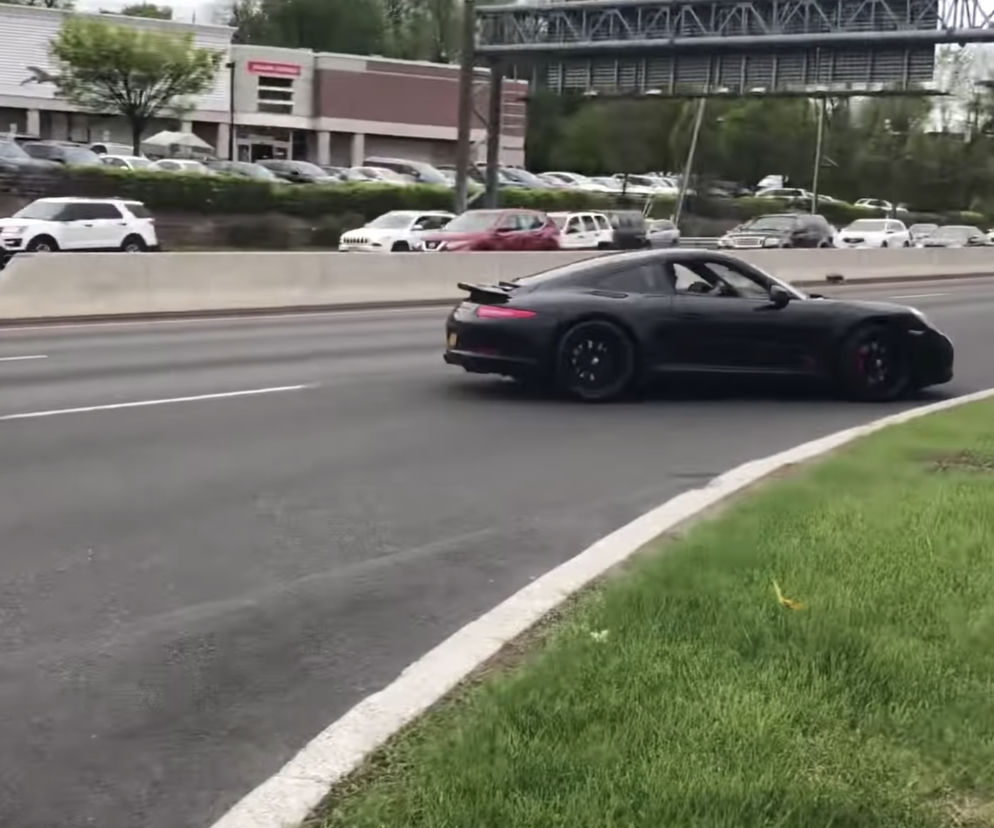 Wyłączył systemy, posłał Porsche na barierki