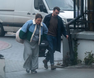 Olga Frycz wychodzi z dzieckiem ze szpitala