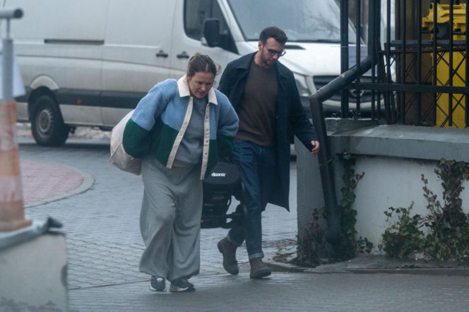 Olga Frycz wychodzi z dzieckiem ze szpitala