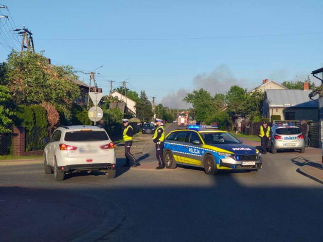 Wielki pożar pod Warszawą. Strażacy walczą z żywiołem