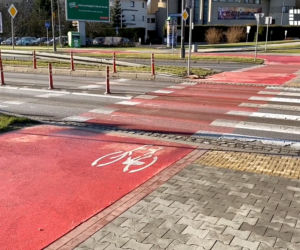 Nowa ścieżka rowerowa wzdłuż ul. Armii Krajowej w Krakowie