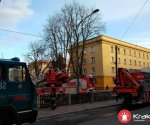 Połamane drzewo na ulicy Racławickiej