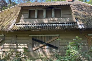  Ten domek w ruinie ma tylko 120 m, a chcą za niego ponad 4 miliony. „Legendarny dom nad morzem w Pobierowie”. Miała tu mieszkać Eva Braun