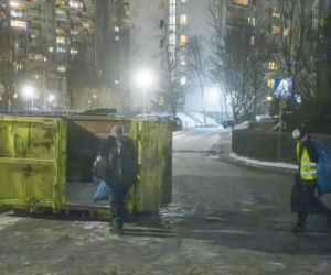 Udało się wejść do zaśmieconego mieszkania na Gocławiu. Wielkie sprzątanie