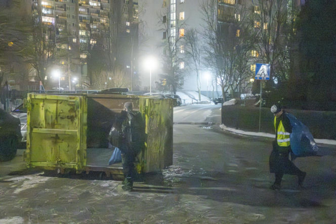 Udało się wejść do zaśmieconego mieszkania na Gocławiu. Wielkie sprzątanie