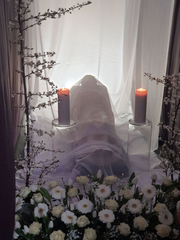 Nietypowe Groby Pańskie. Instalacje zaskakują i skłaniają do przemyśleń. Są w nich ukryte symbole 