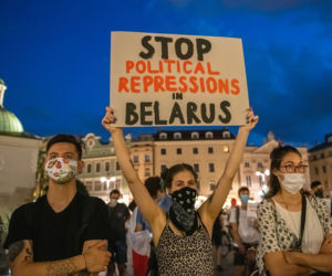 Manifestacja Białorusinów na rynku w Krakowie. Precz z Łukaszenką!