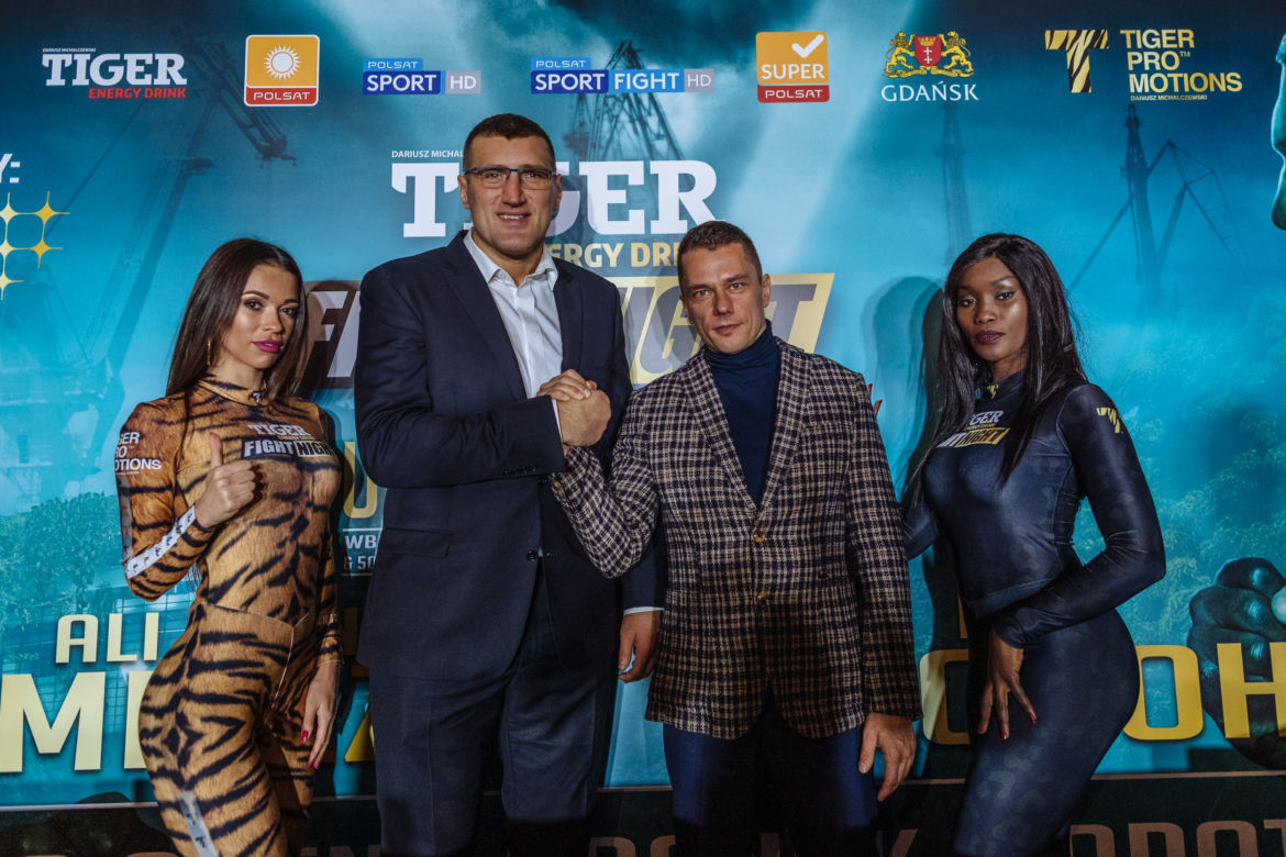 Hostessy z konferencji przed galą Dariusza Michalczewskiego w Gdańsku