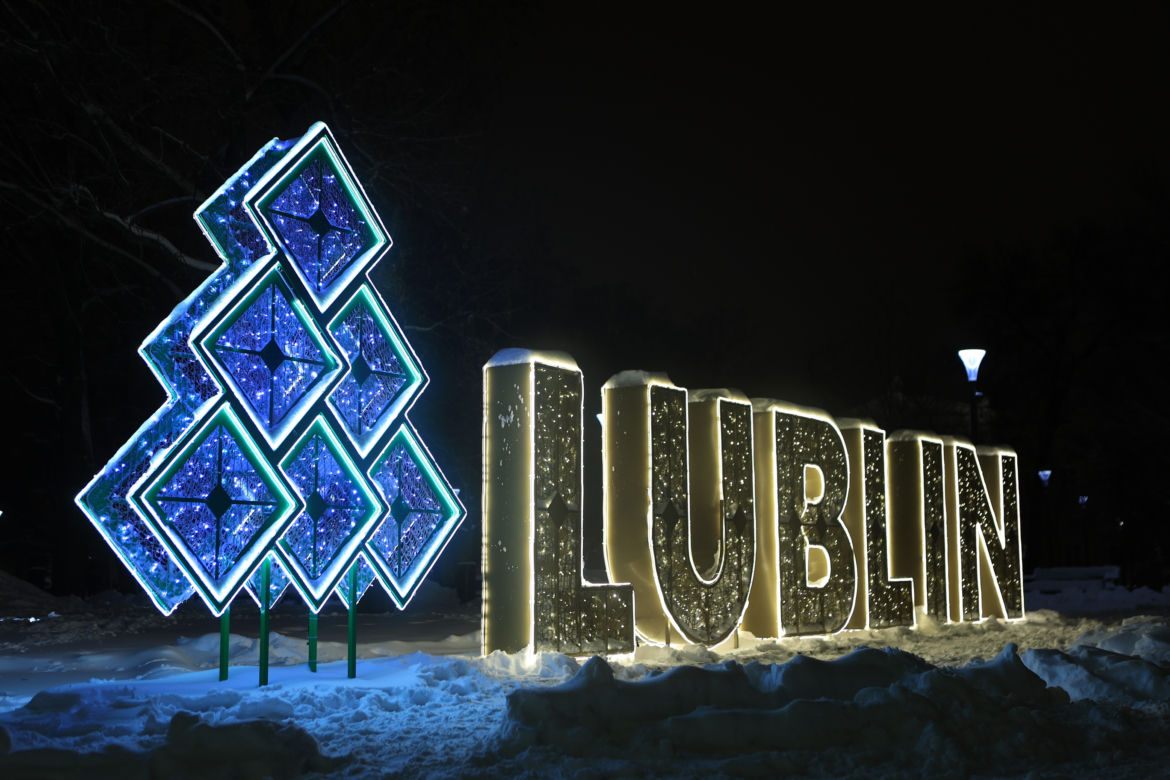 Śnieżny Lublin wieczorową porą