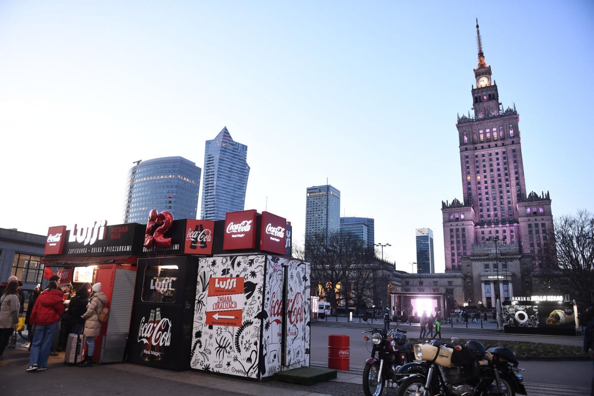 Akcja bicia rekordu Guinnessa pod barem Lussi. To najdłuższa zapiekanka na świecie!