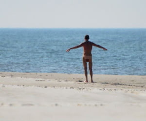 1 publ_Jan Maria Jackowski na plaży