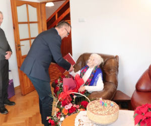 Ma 100 lat, 24 wnucząt i 25 prawnucząt. Pogratulował jej Morawiecki