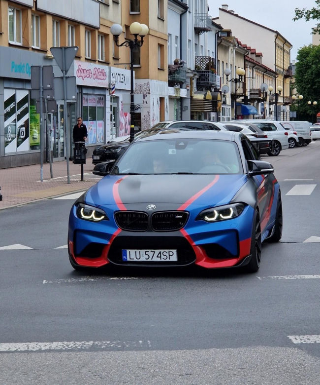 Siedlczanie chętnie korzystali z przejażdżek luksusowymi sportowymi samochodami by wesprzeć szczytny cel