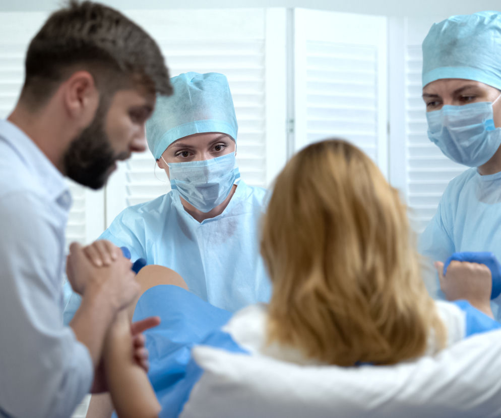 NFZ potwierdza: osoba towarzysząca ma prawo uczestniczyć w porodzie mimo epidemii 