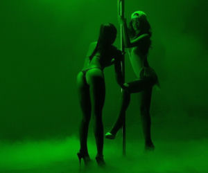 Rihanna Pour it Up (2)