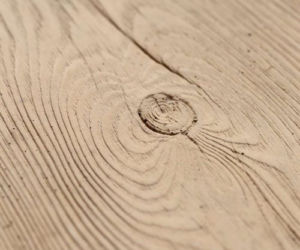 nawirzchnia betonowa imitująca naturalne drewno