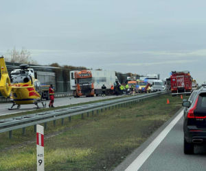 Pożar ciężarówki, potem wypadek. Laweta wioząca busy wjechała w tira na A2