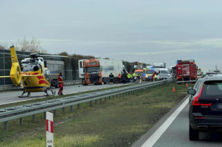 Pożar ciężarówki, potem wypadek. Laweta wioząca busy wjechała w tira na A2