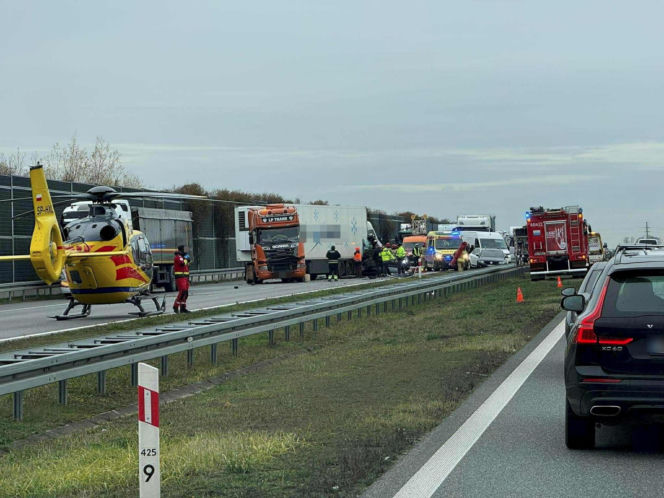 Pożar ciężarówki, potem wypadek. Laweta wioząca busy wjechała w tira na A2