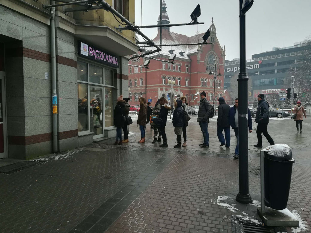Ogromne kolejki po pączki! Rekordziści stoją po nie godzinami