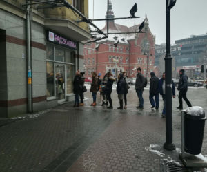 Ogromne kolejki po pączki! Rekordziści stoją po nie godzinami