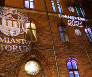 Toruń prezentuje iluminacje z noworocznymi życzeniami